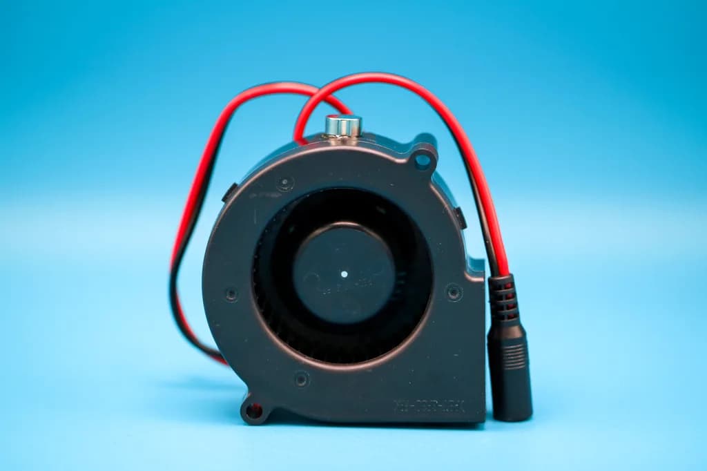 Lüfter für TC/EA komplett mit Magneten für unten, DC-Hohlstecker-Buchse, Kabellänge 30cm