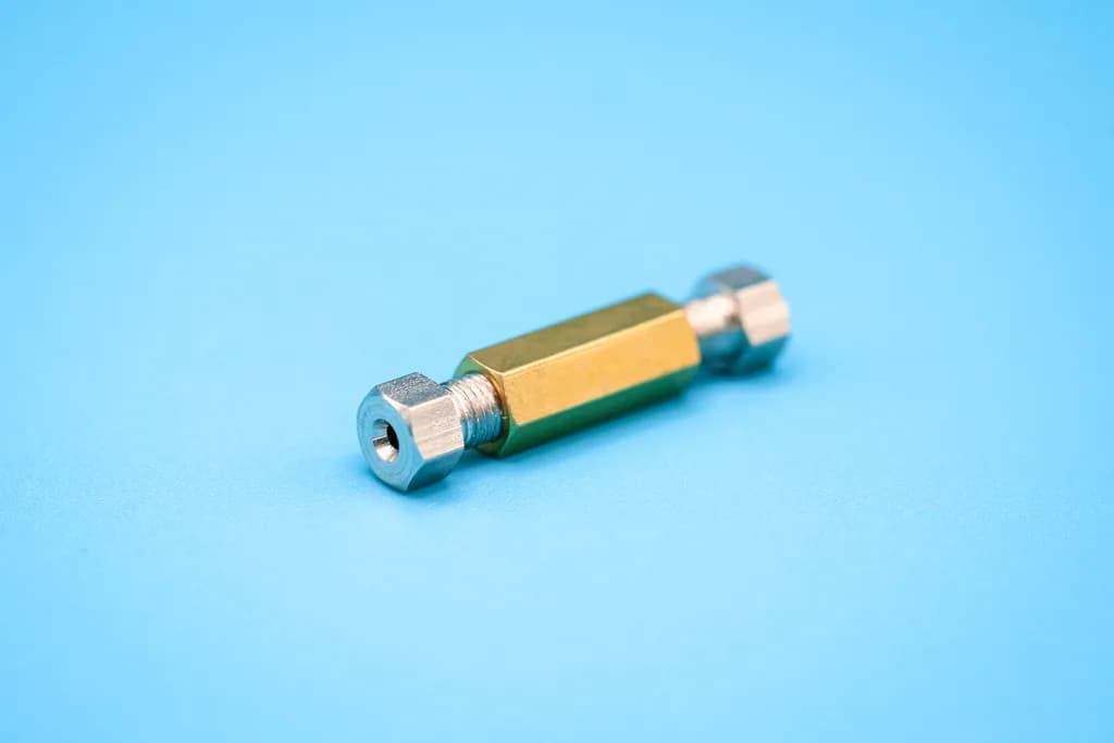 Set bestehend aus: Messingverbinder 2 mm 6MB Schrauben, Dichtoliven