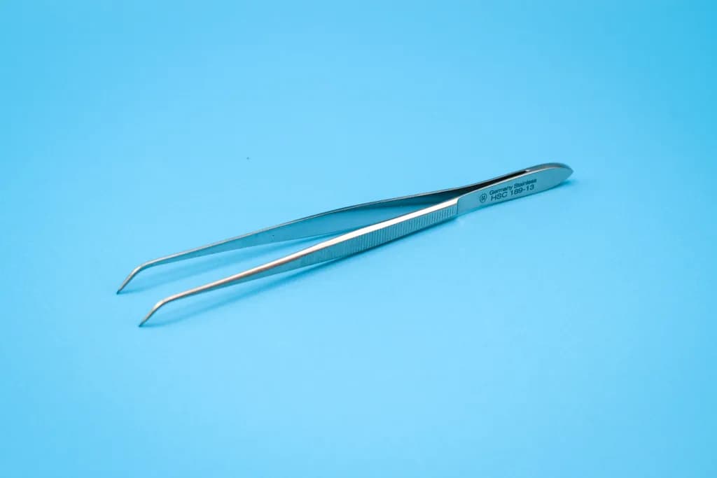Feine Präparierpinzette, gebogen, 130 mm