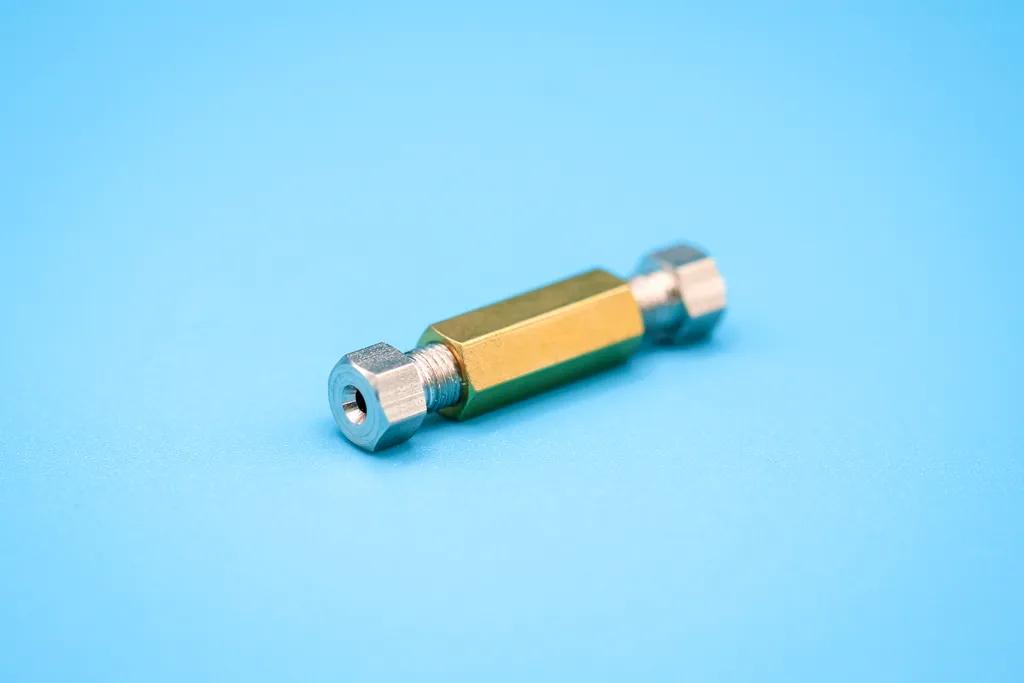 Set consisting of: Brass connector  6MB Screws, sealing olives