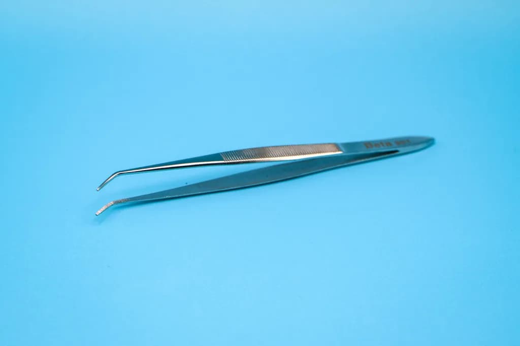 Gebogene Pinzette mit feinen, abgerundeten Spitzen, gezahnt, aus rostfreiem Stahl, fein poliert